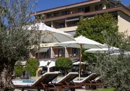 8.-Piscina-olivo-e-struttura-.jpg