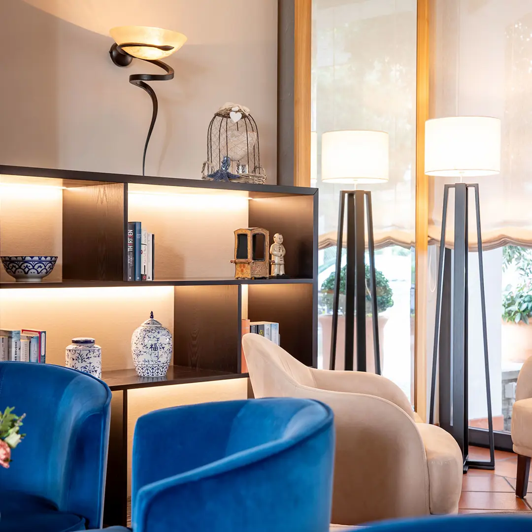 14)-5.-Lobby-(giorno-con-sedie-blu-da-vicino).jpg